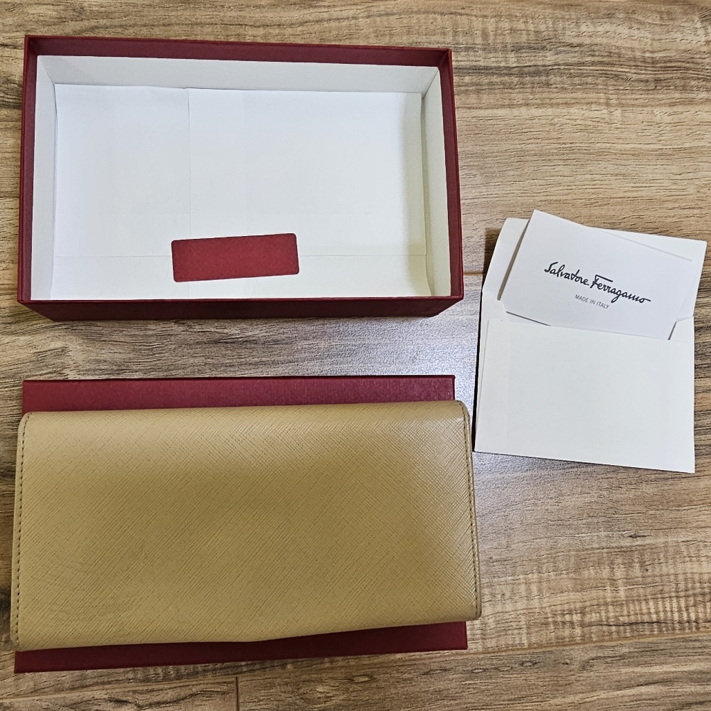 Salvatore Ferragamo Vara Ribbon Long Wallet Leather Beige - Picture 4 of 17